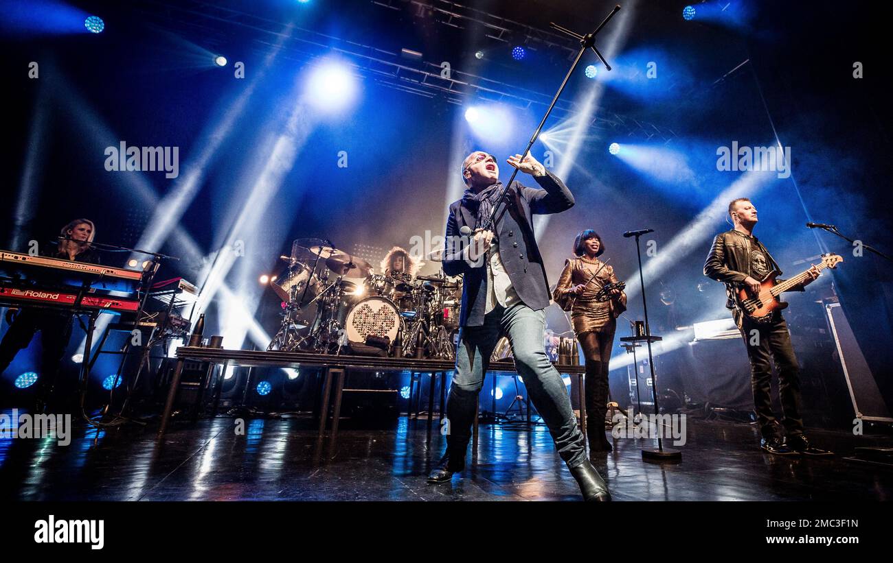 Jim Kerr singing live on stage Stock Photo - Alamy