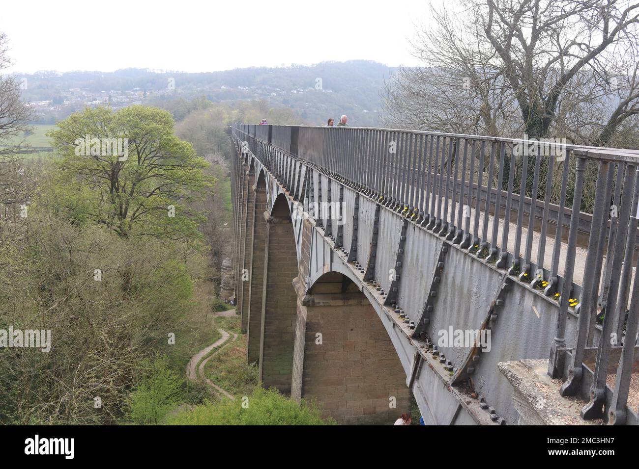 Pontcysyllte Aqueduct is a queduct that carries the Llangollen canal across the river Dee in North Wales Stock Photo
