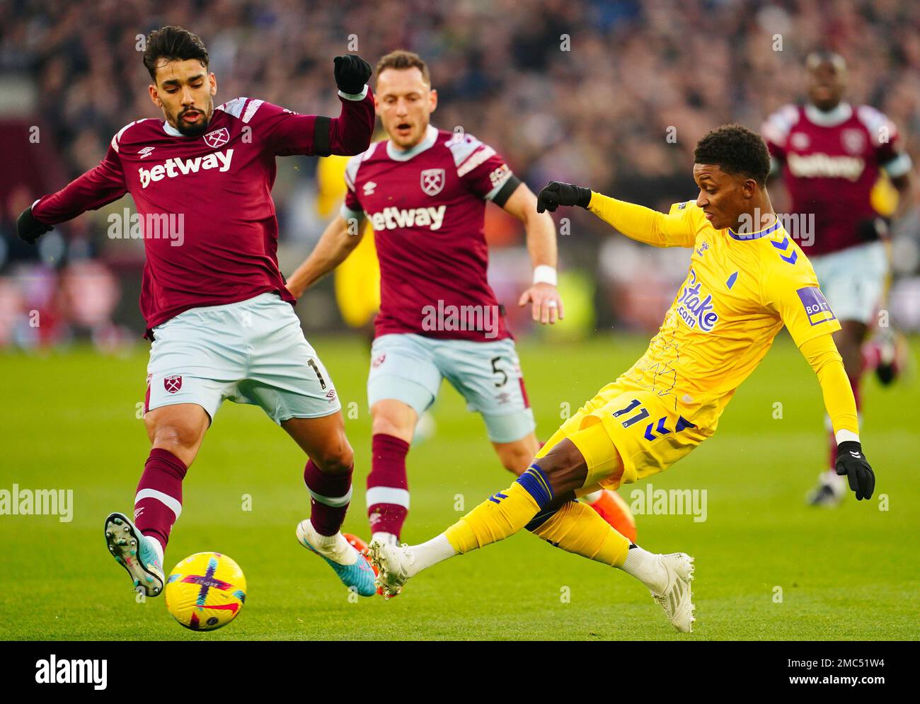 West Ham United's Lucas Paqueta (left) and Everton's Demarai Gray battle for the ball during the Premier League match at the London Stadium, London. Picture date: Saturday January 21, 2023. Stock Photo