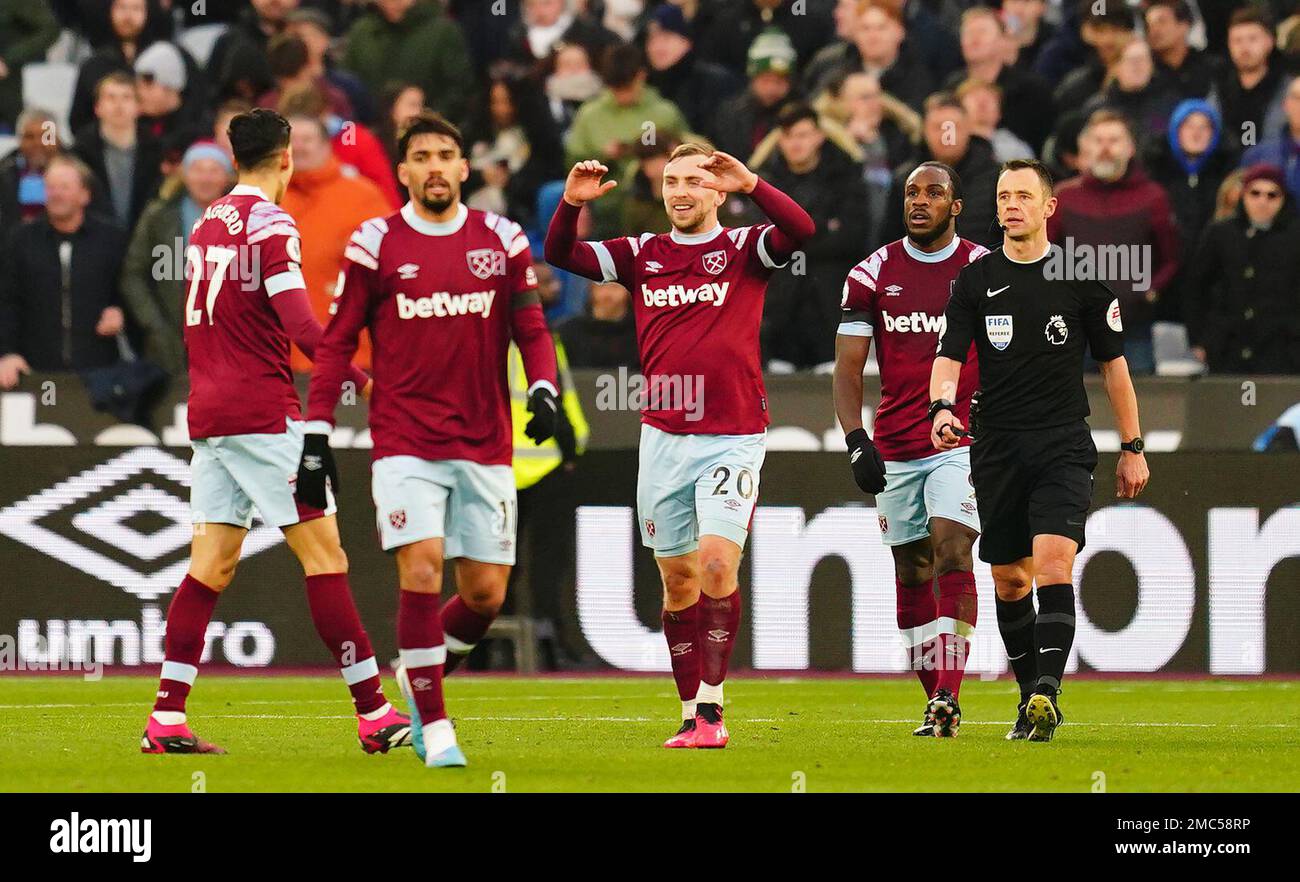 West Ham United's Jarrod Bowen (centre) celebrates scoring their side's first goal of the game during the Premier League match at the London Stadium, London. Picture date: Saturday January 21, 2023. Stock Photo