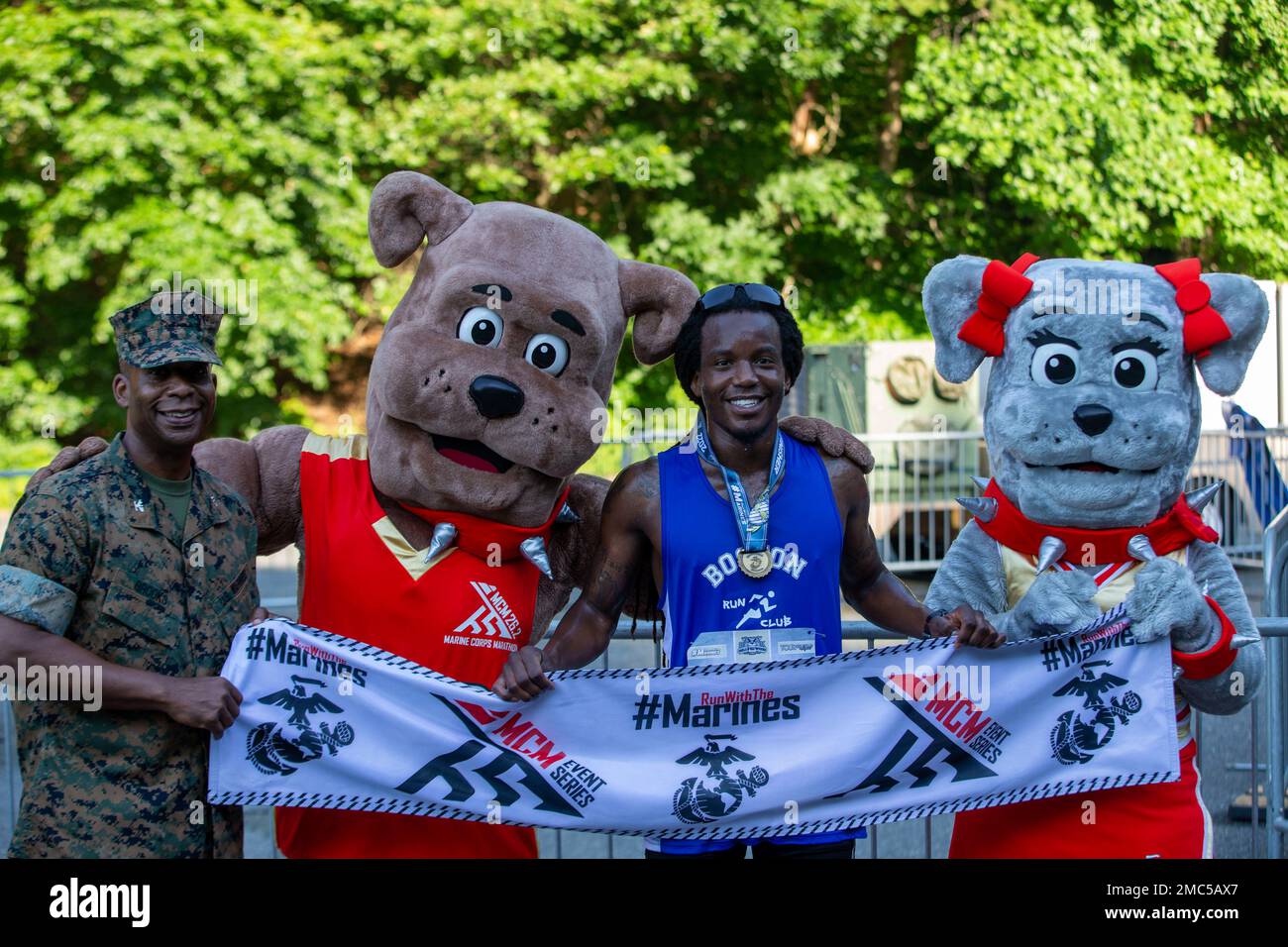 U.S. Marine Corps Colonel Michael L. Brooks, commanding officer, Marine Corps Base Quantico, poses with the Marine Corps Marathon mascots and a runner for a photo at the Marine Corps Marathon Belleau Wood 8k and Crossroads Trail 15k on Marine Corps Base Quantico, Virginia, June 25, 2022. The events challenge runners and their individual tenacity as they ran through the woods of MCB Quantico. Stock Photo