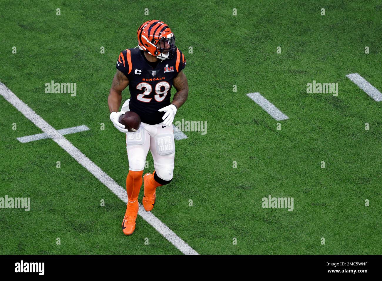 Cincinnati Bengals cornerback Vernon Hargreaves III (29) lines up