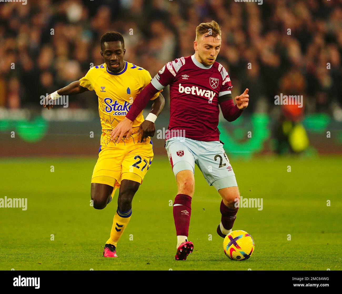 Everton's Idrissa Gueye (left) and West Ham United's Jarrod Bowen battle for the ball during the Premier League match at the London Stadium, London. Picture date: Saturday January 21, 2023. Stock Photo
