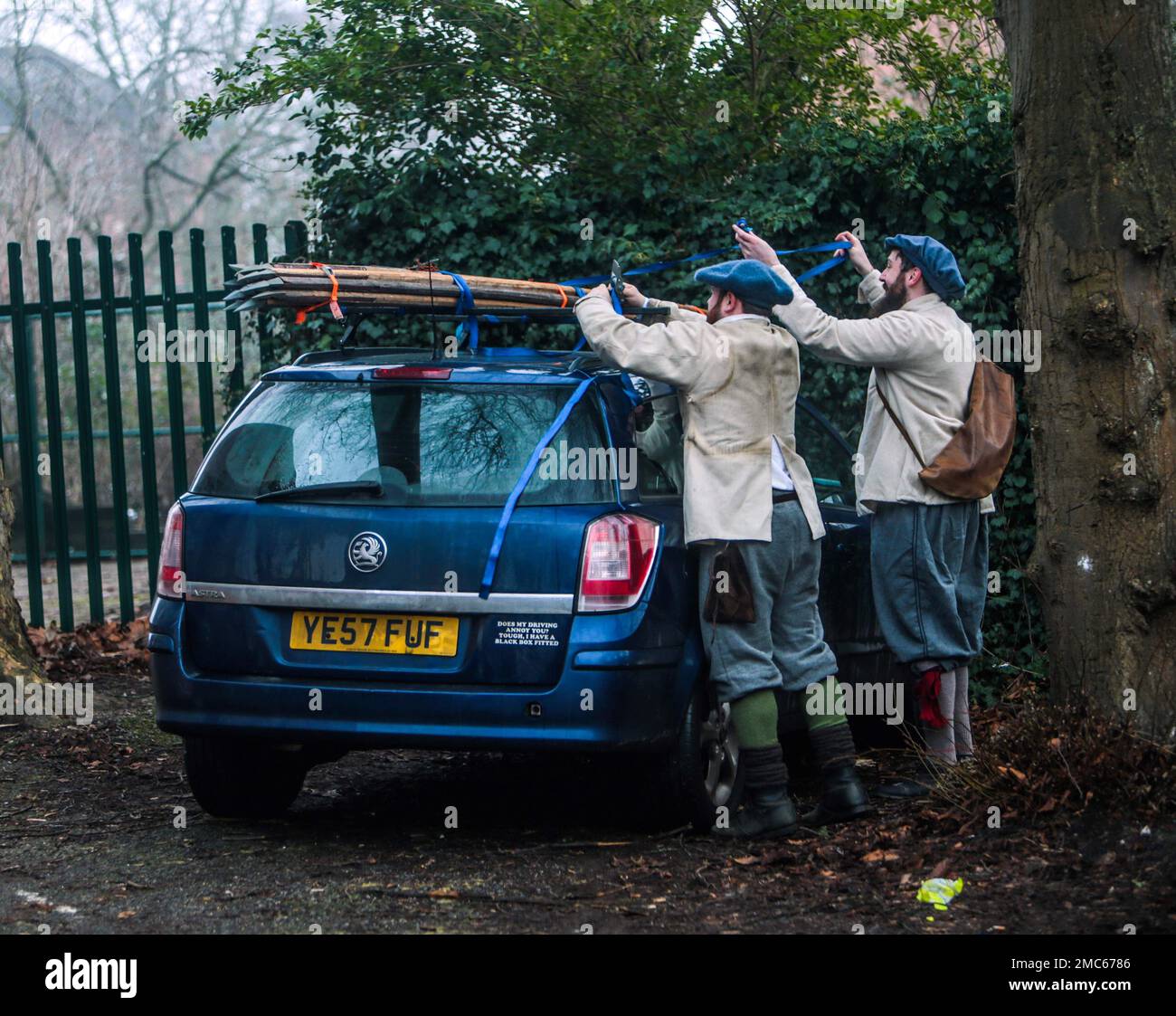 Nantwich Chesthire  21 January 2023 Unloading the Pike's to go to war,  the English Civil War, the fight was between , the Royalists Cavaliers, loyal to King Charles I, and the Parliamentarians, Cromwell's Roundheads, Paul Quezada-Neiman/Alamy Live News Stock Photo