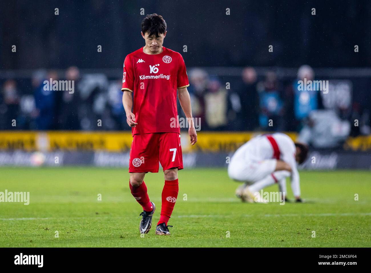 Stuttgart, Germany. 21st Jan, 2023. Soccer: Bundesliga, VfB Stuttgart - FSV Mainz 05, Matchday 16, Mercedes-Benz Arena. Mainz's Jae-sung Lee reacts unhappily. Credit: Tom Weller/dpa - IMPORTANT NOTE: In accordance with the requirements of the DFL Deutsche Fußball Liga and the DFB Deutscher Fußball-Bund, it is prohibited to use or have used photographs taken in the stadium and/or of the match in the form of sequence pictures and/or video-like photo series./dpa/Alamy Live News Stock Photo