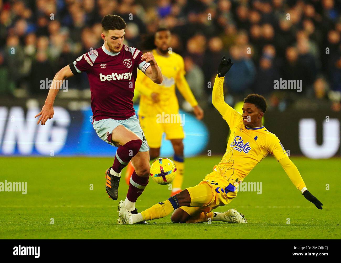West Ham United's Declan Rice (left) and Everton's Demarai Gray battle for the ball during the Premier League match at the London Stadium, London. Picture date: Saturday January 21, 2023. Stock Photo