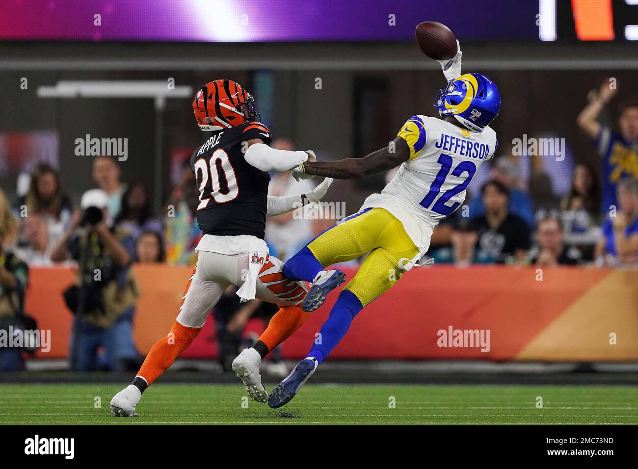 Los Angeles Rams Van Jefferson (12) tries to bring in a one-handed