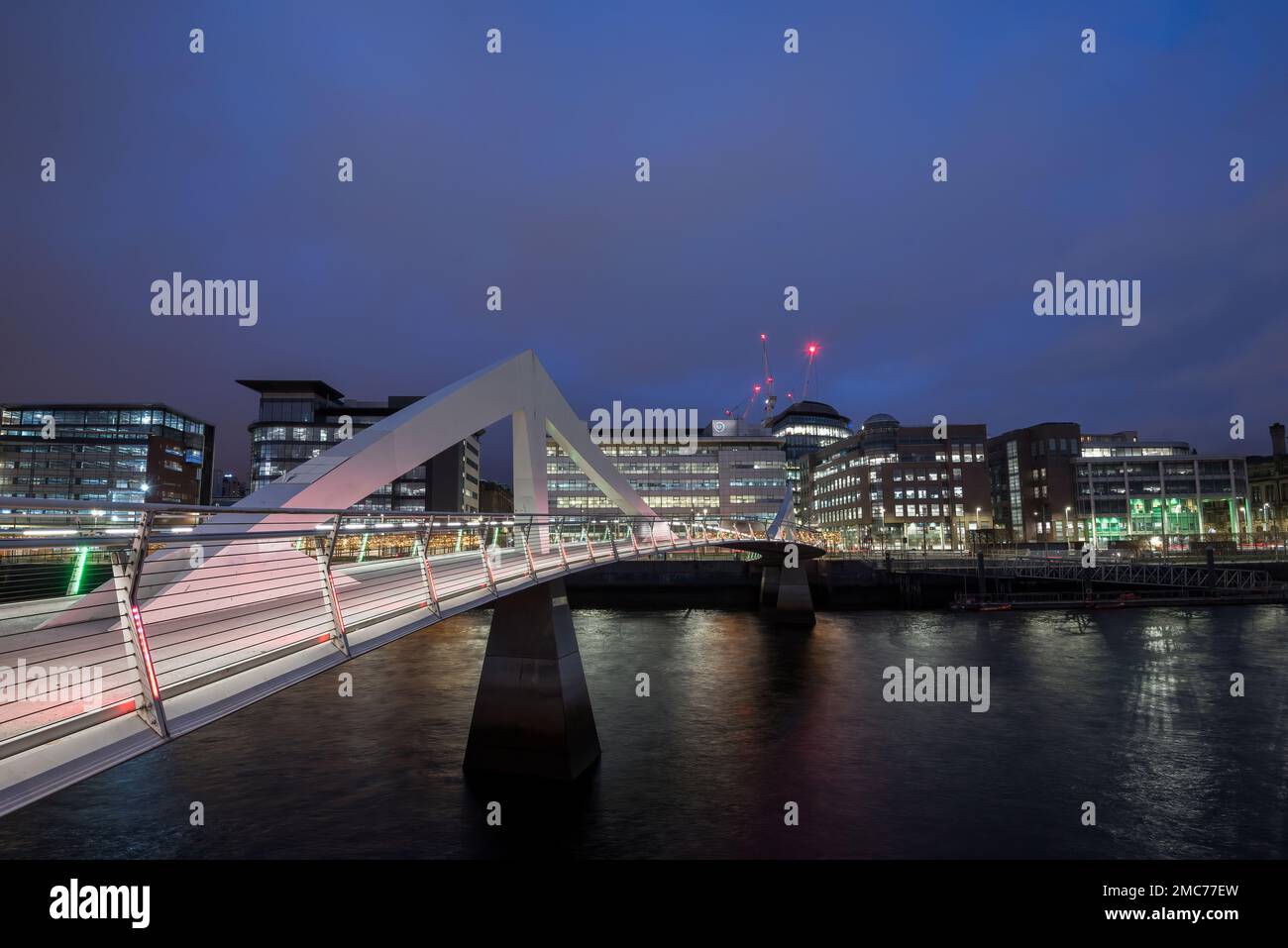 Night picture of the Tradeston (Squiggly) Bridge over the River Clyde, Glasgow, Scotland Stock Photo