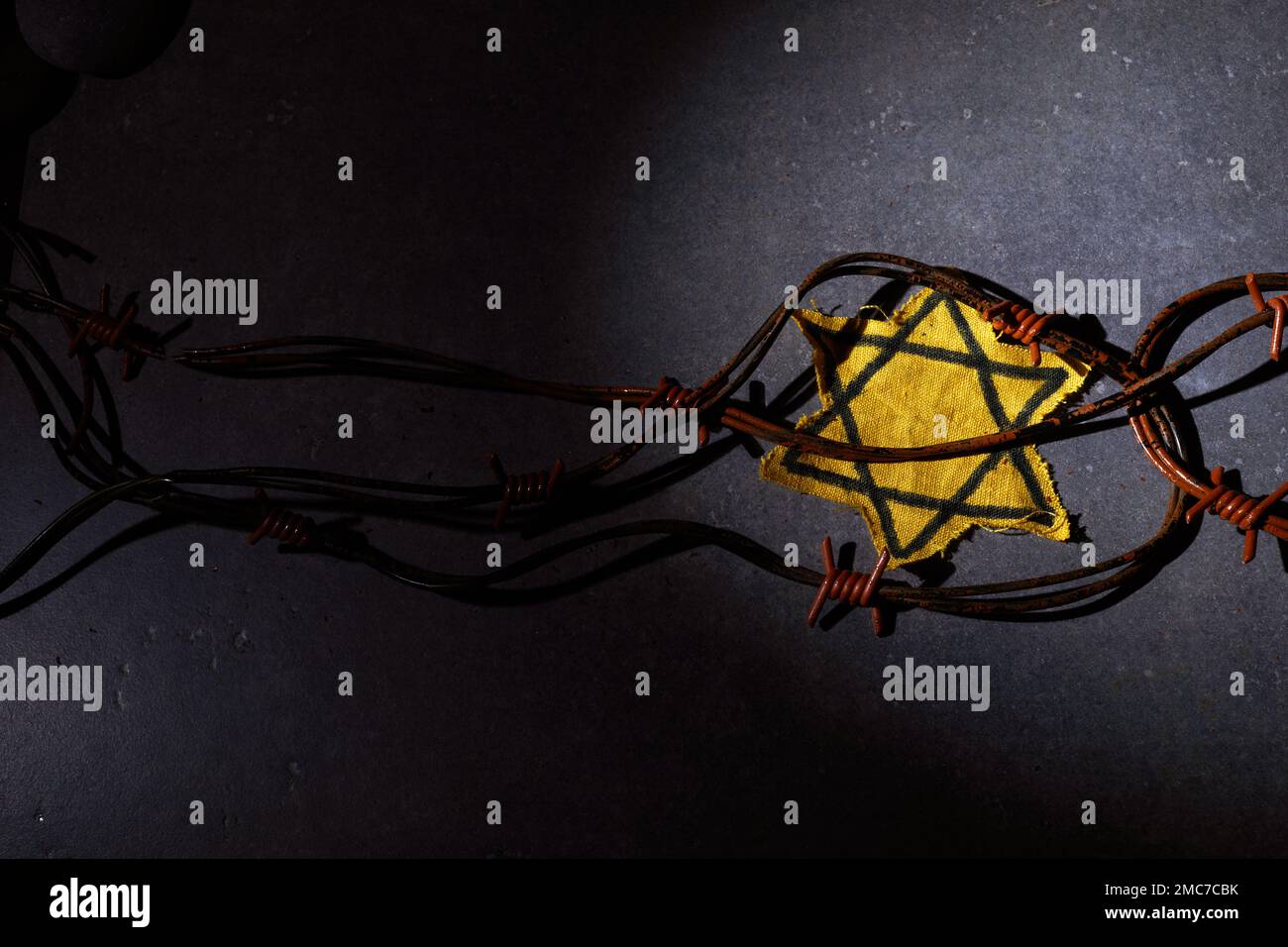 Yellow badge star of david holocaust jude hi-res stock photography and ...