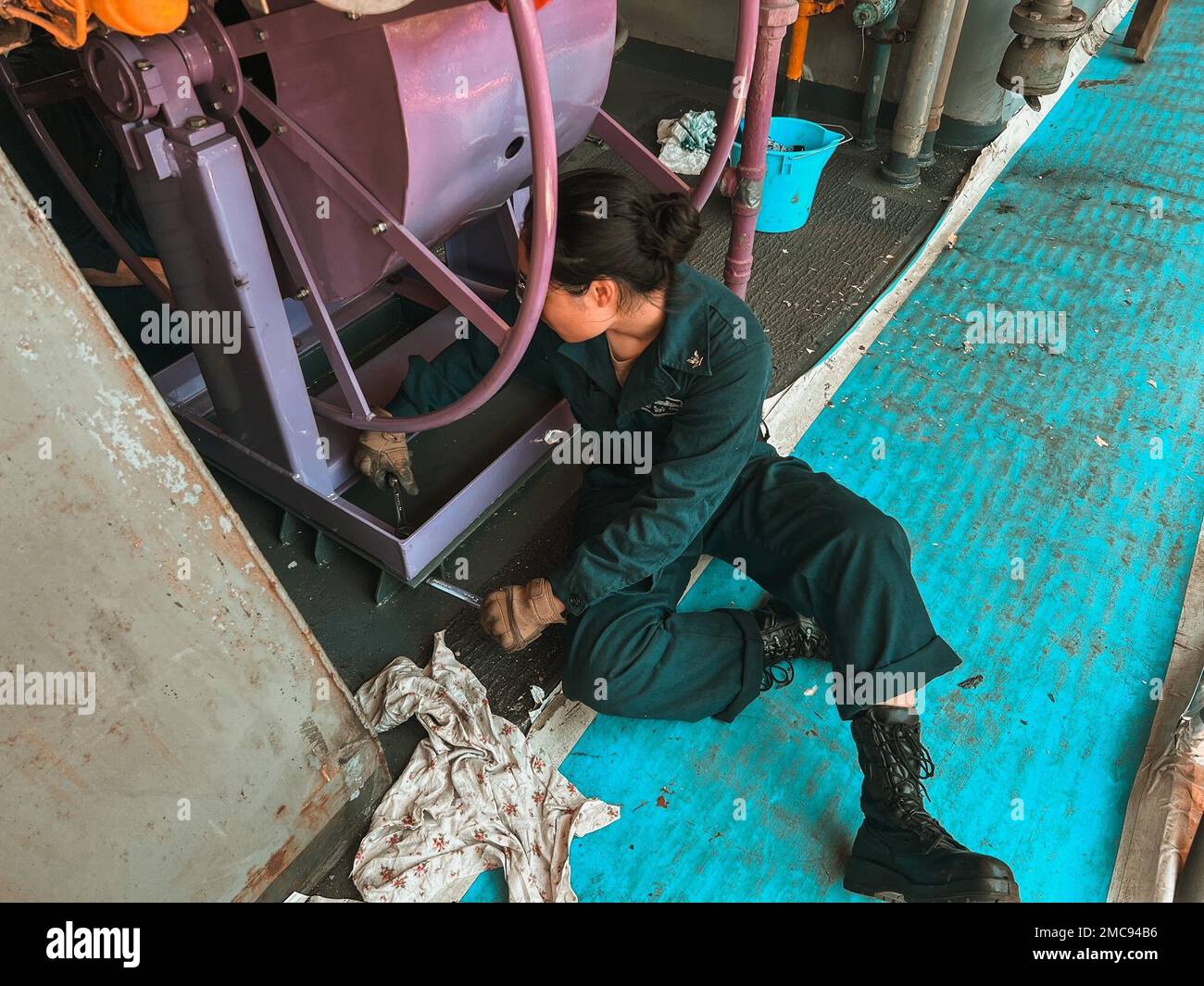 USS COMSTOCK SAILOR RE INSTALLING JP5 STATION Stock Photo