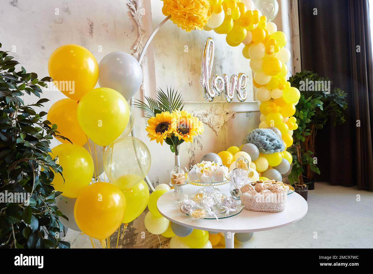 Birthday decorations outside hi-res stock photography and images - Alamy