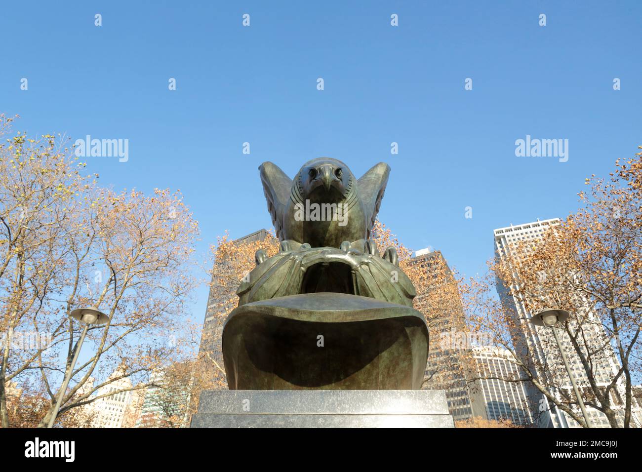 Aigle. Statue. Monument Aigle. En mémoire des soldats et marins perdus en mer durant la seconde guerre mondiale. New York. Etats Unis. / Eagle statue. Stock Photo