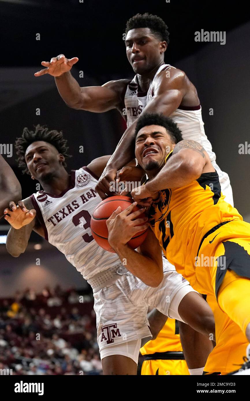 Missouri forward Ronnie DeGray III (21) fights for a rebound with Texas