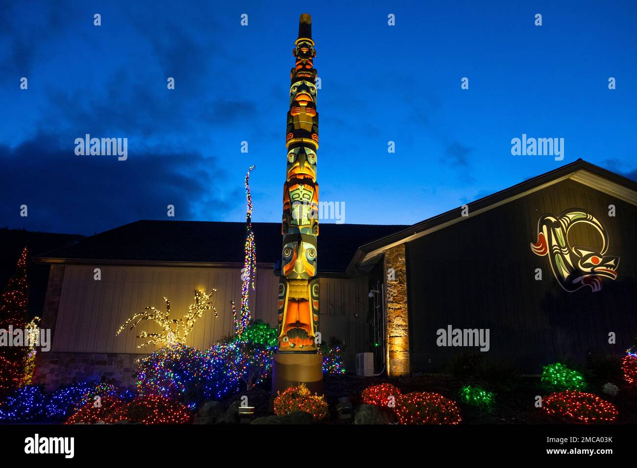 Totem poles at Seven Cedars hotel and casino, Sequim, Washington State, USA Stock Photo