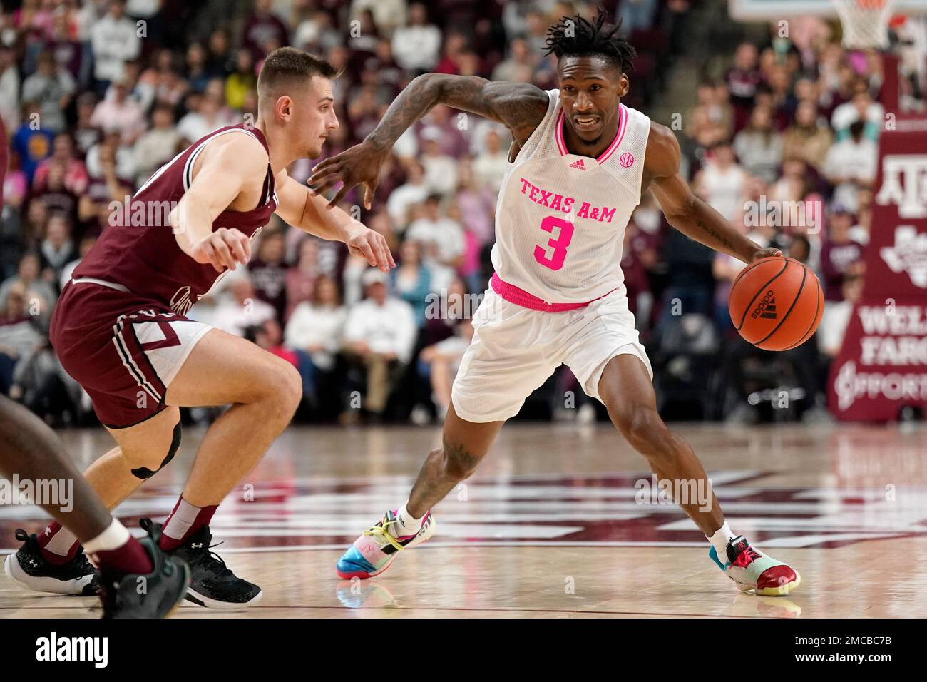 Texas A&M guard Quenton Jackson (3) tries to get past South Carolina