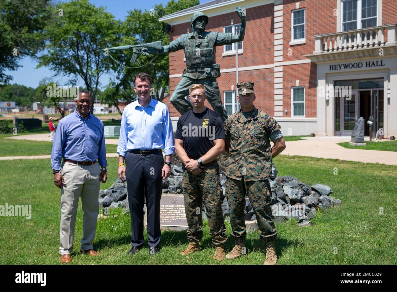 Craig Crenshaw, Secretary of Veterans of Defense Affairs, left, Glenn Youngkin, Virginia governor, middle left, U.S. Marine Corps Gunnery Sgt. Matthew D. Lankenau, Marine Corps Martial Arts Program chief instructor, middle right, and U.S. Marine Corps Col Joel F. Schmidt, commanding officer, The Basic School pose for a photo during Gov. Youngkin’s visit to MCB Quantico, Virginia, June 29, 2022. Gov. Youngkin met Marines with The Basic School (TBS) who gave him a behind-the-scenes tour on how they train and develop Marine Corps officers. The mission of TBS is to train and educate newly commissi Stock Photo