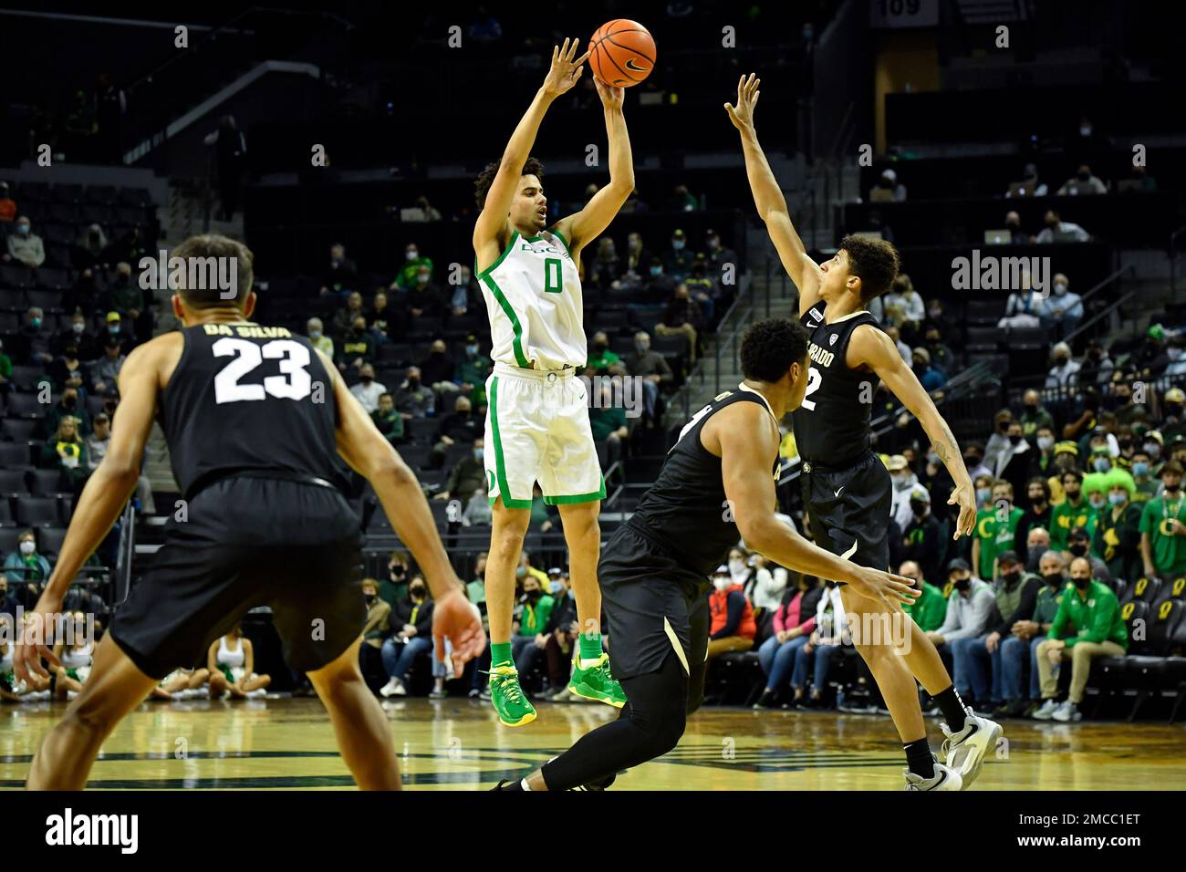 Oregon guard Will Richardson (0) passes the ball while being defended ...