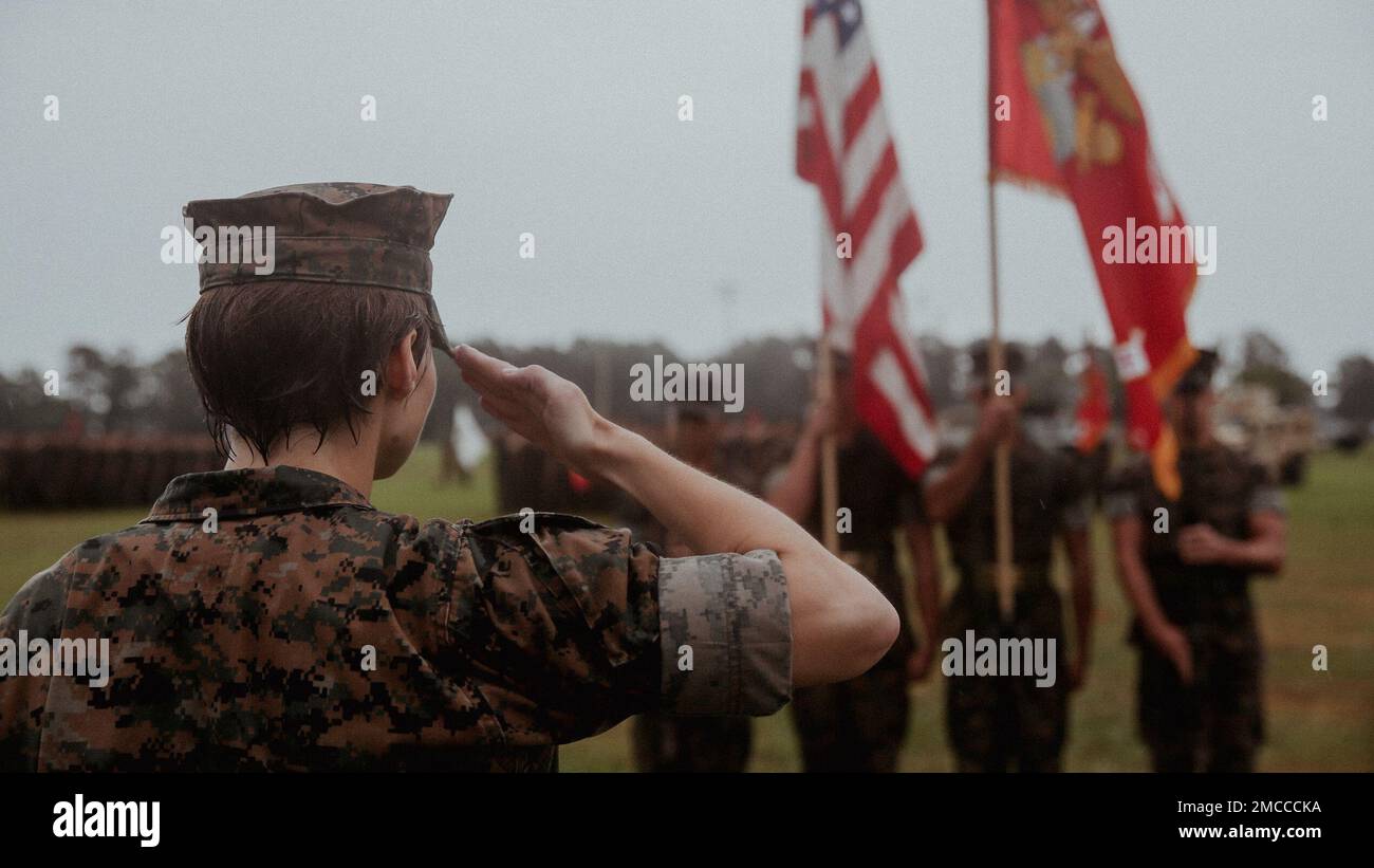 A U.S. Marine with 6th Marine Regiment, 2d Marine Division, salutes the regimental colors at a change of command ceremony on Camp Lejeune, North Carolina, June 29, 2022. During the ceremony, Col. Jeffrey R. Kenney, the outgoing regimental commander of 6th Marines, relinquished command to Col. Gregory P. Gordon. Stock Photo