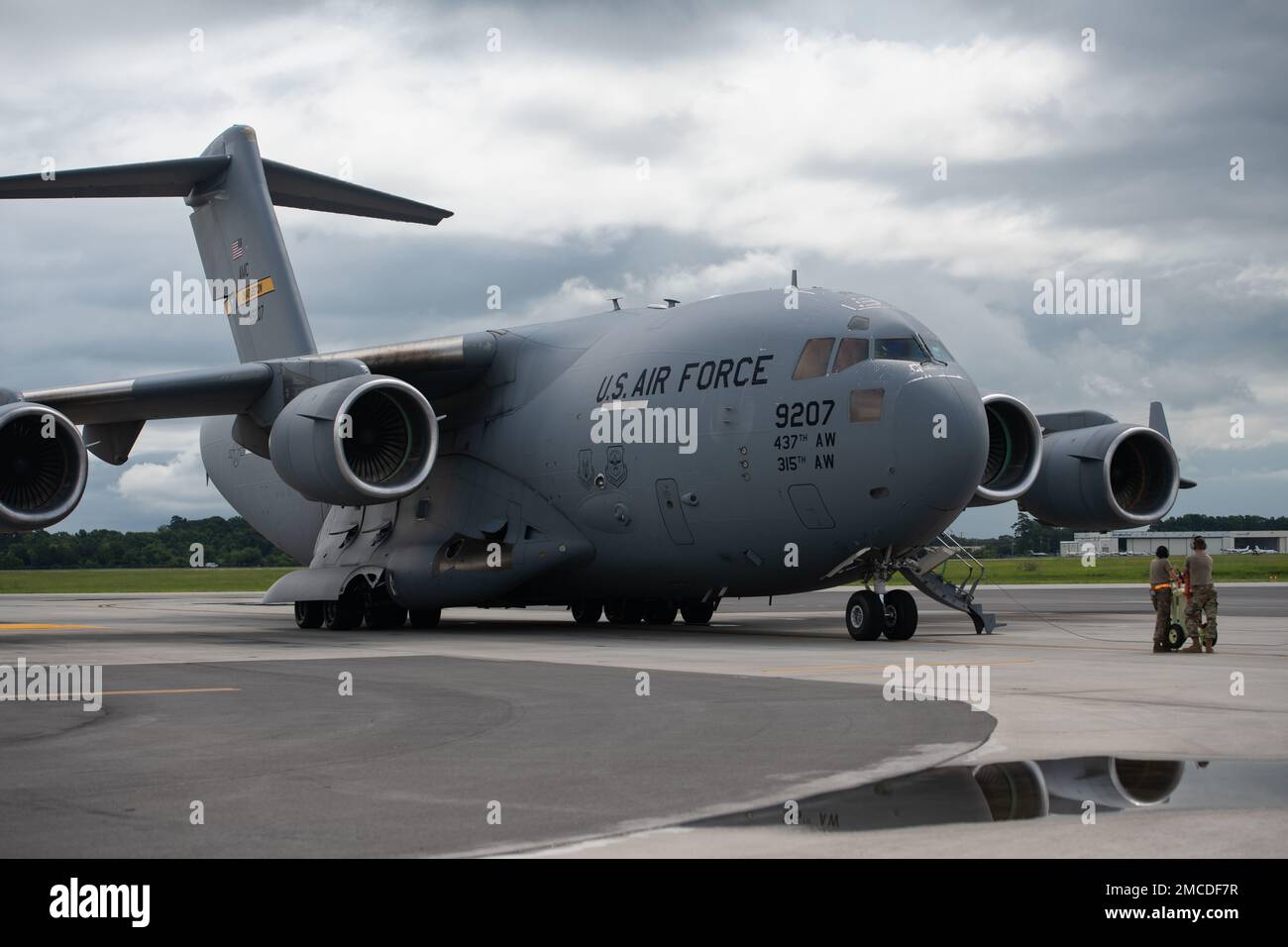 A 437th Airlift Wing C-17 Globemaster III awaits takeoff as aircrew ...