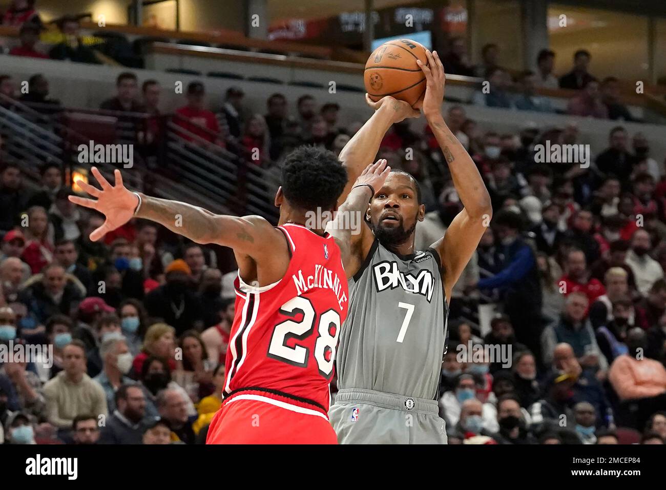 RETRANSMISSION TO REMOVE SCORE - Brooklyn Nets' Kevin Durant shoots over  Chicago Bulls' Alfonzo McKinnie during the first half of an NBA basketball  game Wednesday, Jan. 12, 2022, in Chicago. (AP Photo/Charles