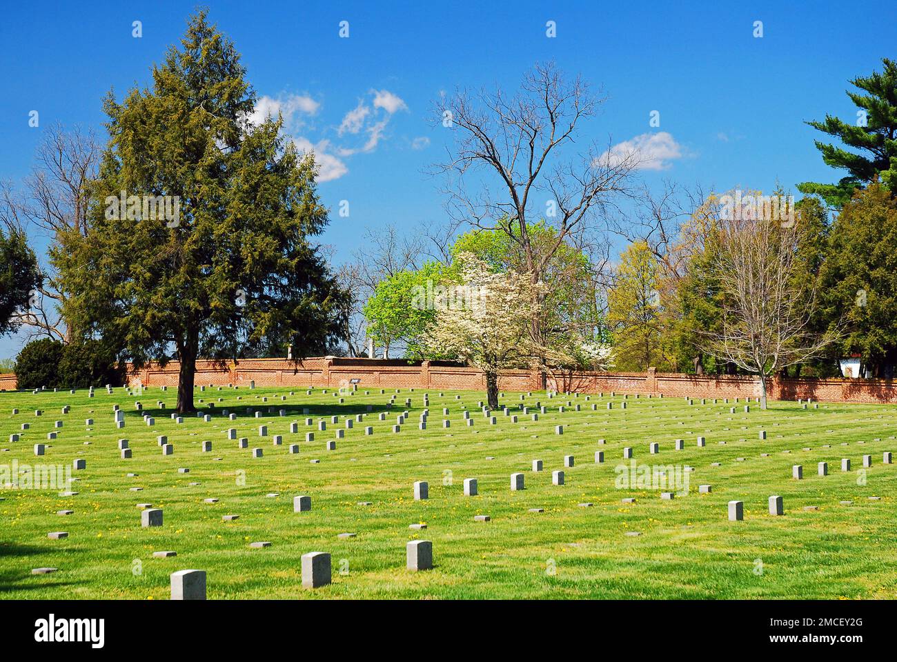 Graves mark the burial spots of thousands of Union and Confederate soldiers at Fredericksburg National Battlefield in Virginia Stock Photo