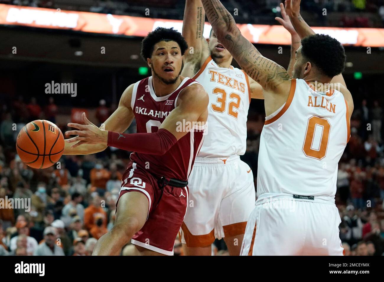 Oklahoma guard Jordan Goldwire, left, drives around Texas forward Timmy