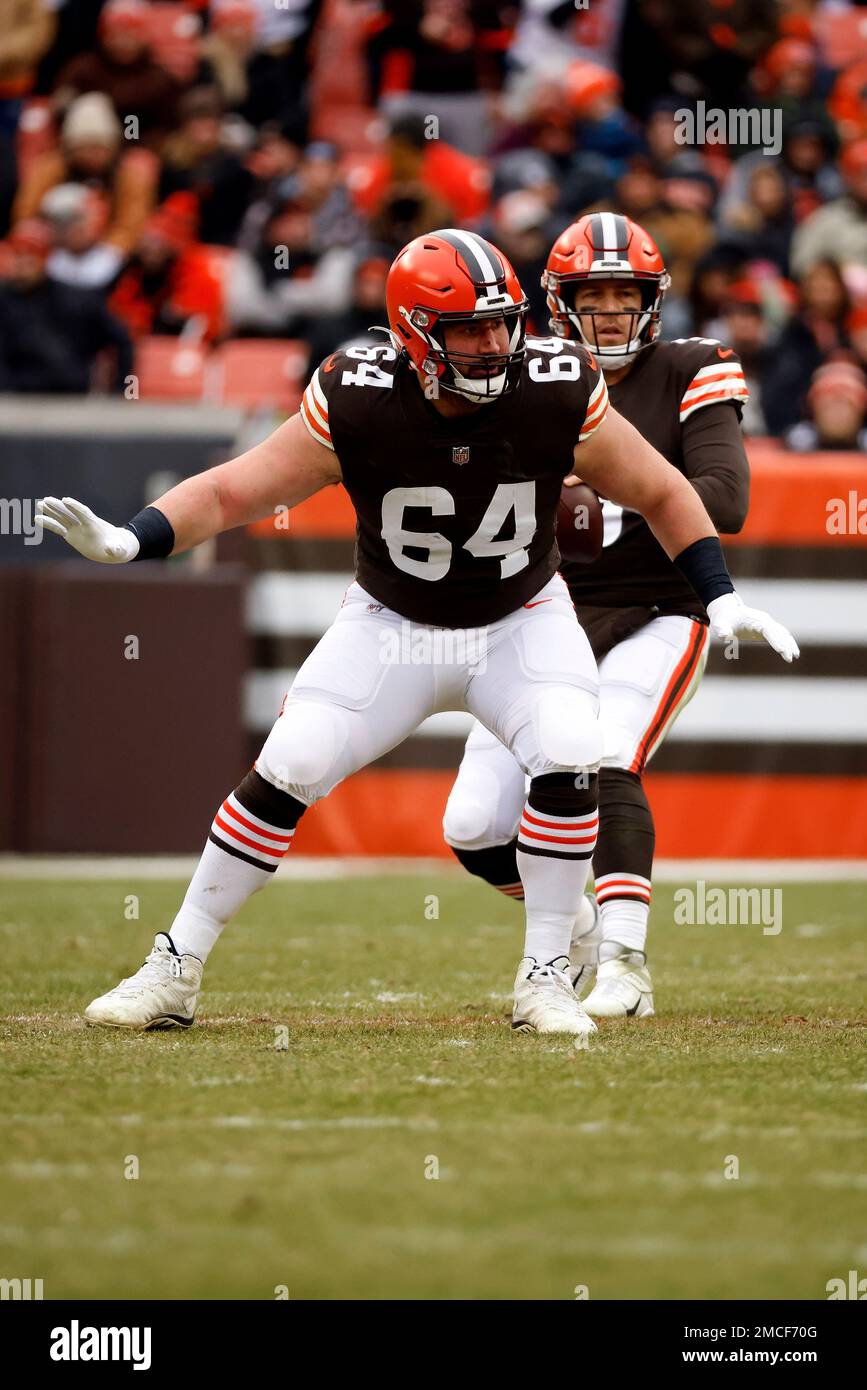 Cleveland Browns center JC Tretter (64) looks over the Miami