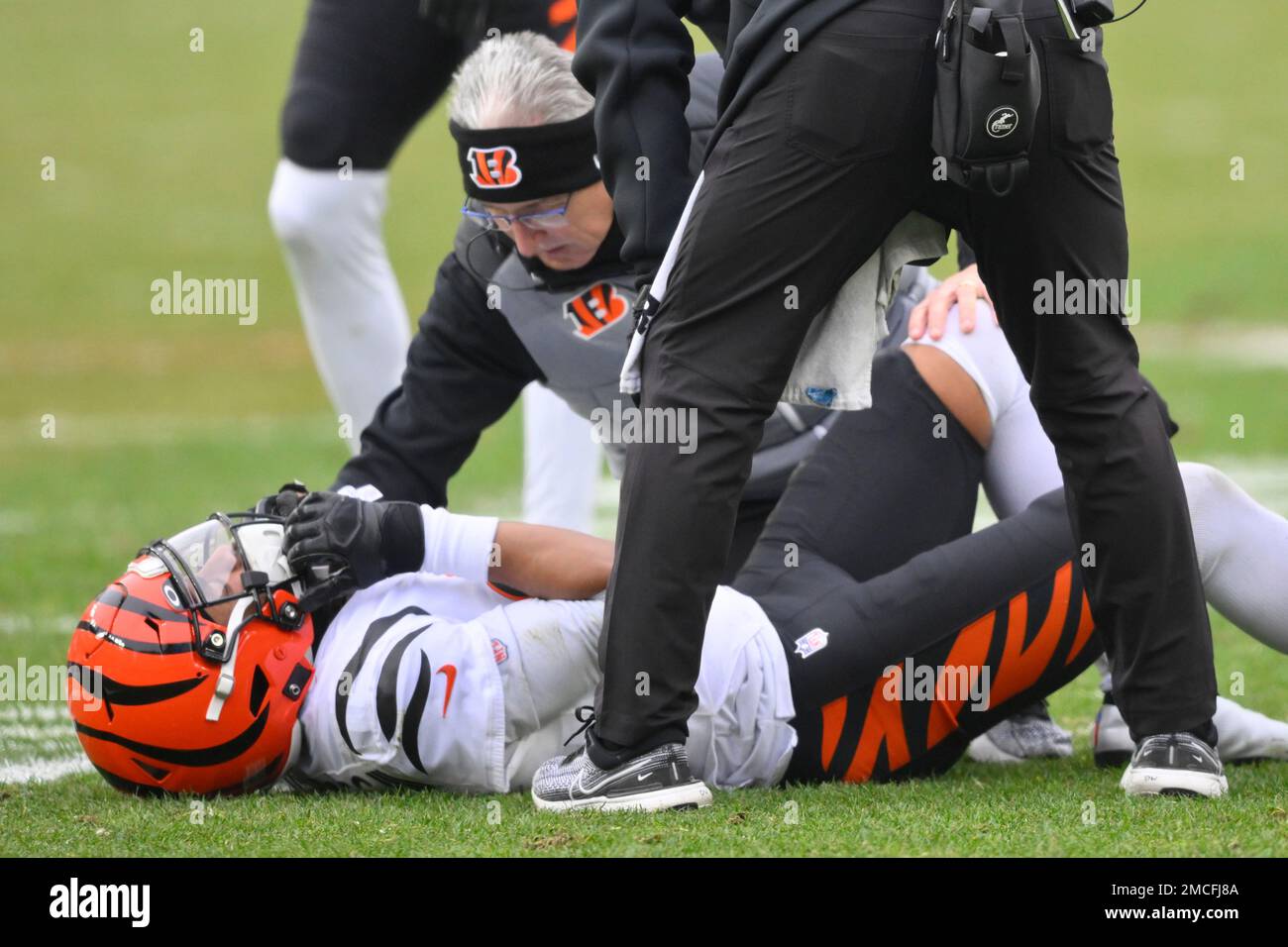 Cincinnati Bengals cornerback Vernon Hargreaves III (29) lines up