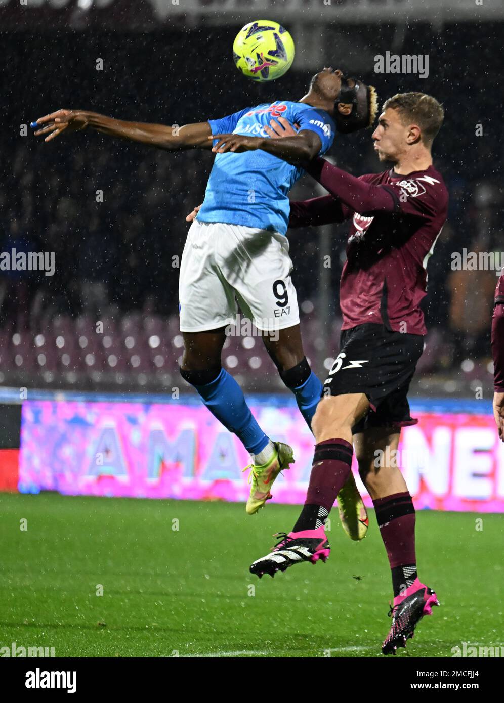 Salerno, Italy. 21st Jan, 2023. Napoli's Victor Osimhen (L) vies with Salernitana's Matteo Lovato during a Serie A football match in Salerno, Italy, Jan. 21, 2023. Credit: Alberto Lingria/Xinhua/Alamy Live News Stock Photo