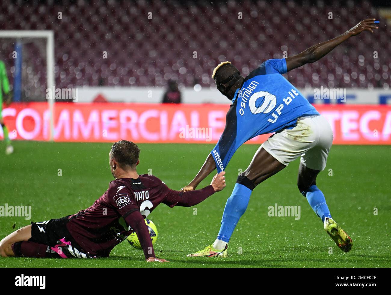 Salerno, Italy. 21st Jan, 2023. Napoli's Victor Osimhen (R) vies with Salernitana's Matteo Lovato during a Serie A football match in Salerno, Italy, Jan. 21, 2023. Credit: Alberto Lingria/Xinhua/Alamy Live News Stock Photo