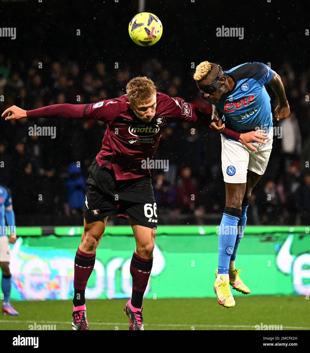 Salerno, Italy. 21st Jan, 2023. Napoli's Victor Osimhen (R) vies with Salernitana's Matteo Lovato during a Serie A football match in Salerno, Italy, Jan. 21, 2023. Credit: Alberto Lingria/Xinhua/Alamy Live News Stock Photo