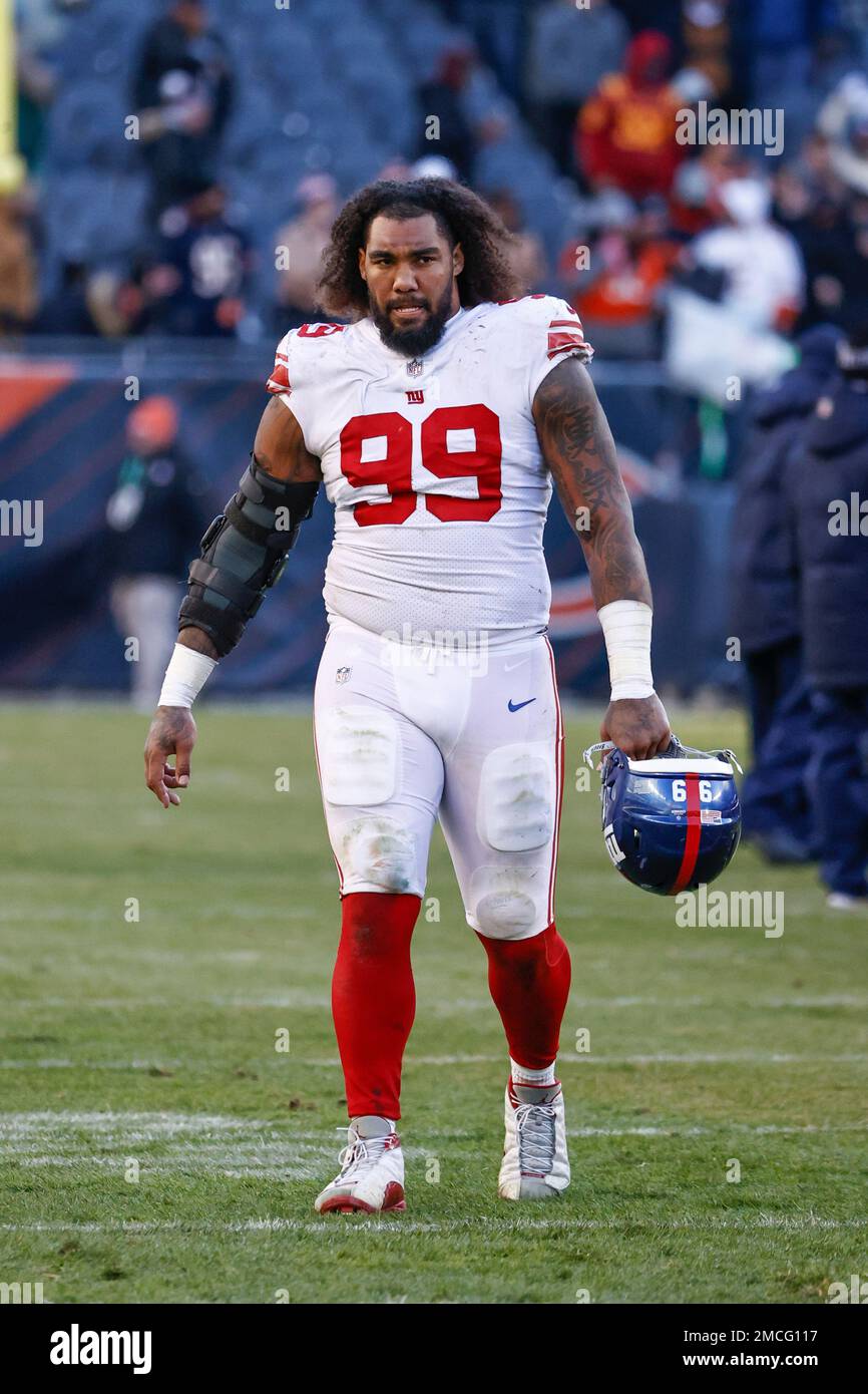 New York Giants defensive end Leonard Williams (99) walks off the field  after an NFL football game against the Chicago Bears, Sunday, Jan. 2, 2022,  in Chicago. (AP Photo/Kamil Krzaczynski Stock Photo - Alamy