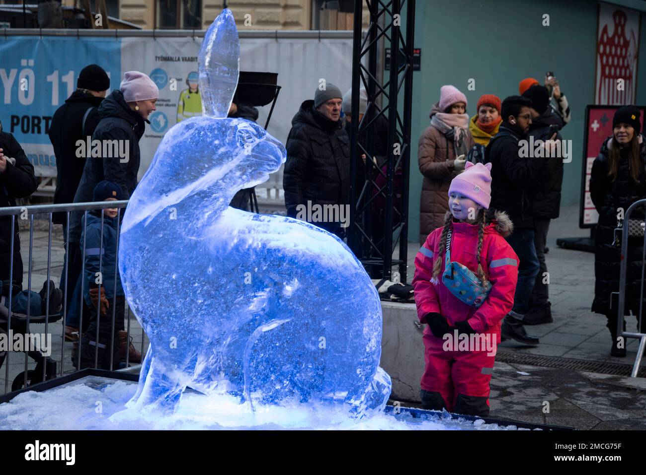 Helsinki, Finland. 21st Jan, 2023. A girl looks at a rabbit-themed ice sculpture made in celebration of the Chinese New Year in Helsinki, Finland, Jan. 21, 2023. Credit: Matti Matikainen/Xinhua/Alamy Live News Stock Photo