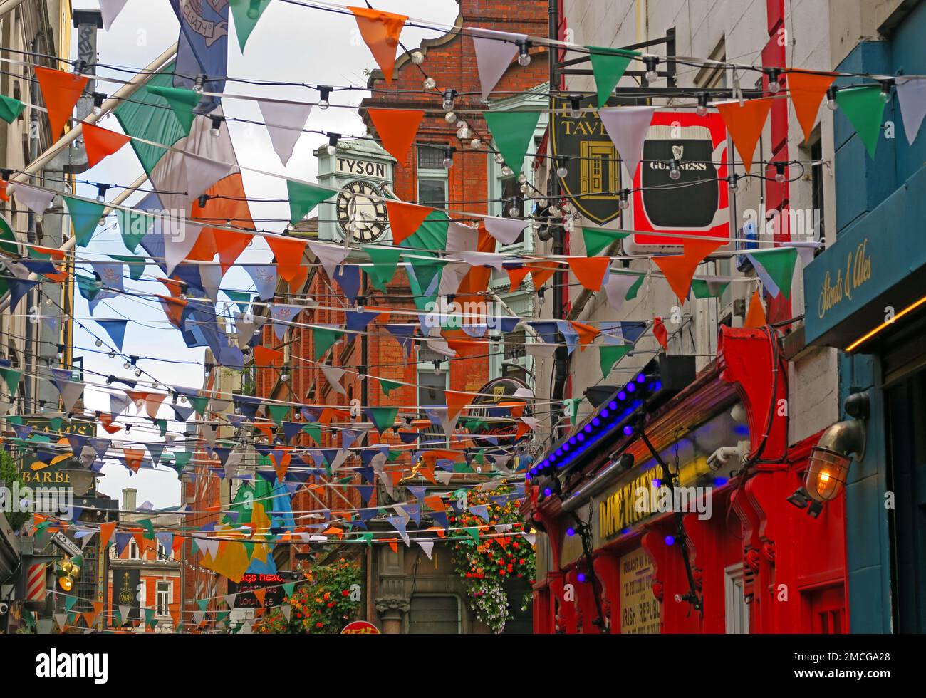 Pubs and flags, bunting in Temple Bar, Dame Ct, Tyson Clock, bars, St Patricks Day celebrations, Dublin, Eire, Ireland Stock Photo