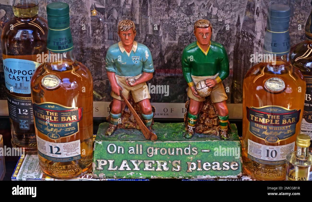 Temple Bar Whiskey and advert in shop window for Players Cigarettes, on all grounds - Players Please Stock Photo