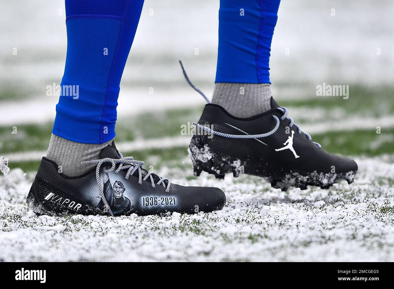 Express ven Bemærkelsesværdig Buffalo Bills wide receiver Stefon Diggs wears cleats with the image of John  Madden on them before an NFL football game against the Atlanta Falcons in  Orchard Park, N.Y., Sunday, Jan. 2,