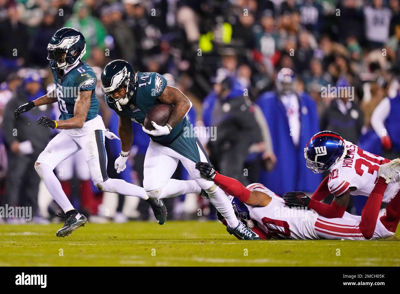 Philadelphia Eagles running back Gainwell, second from left, runs with the ball as New