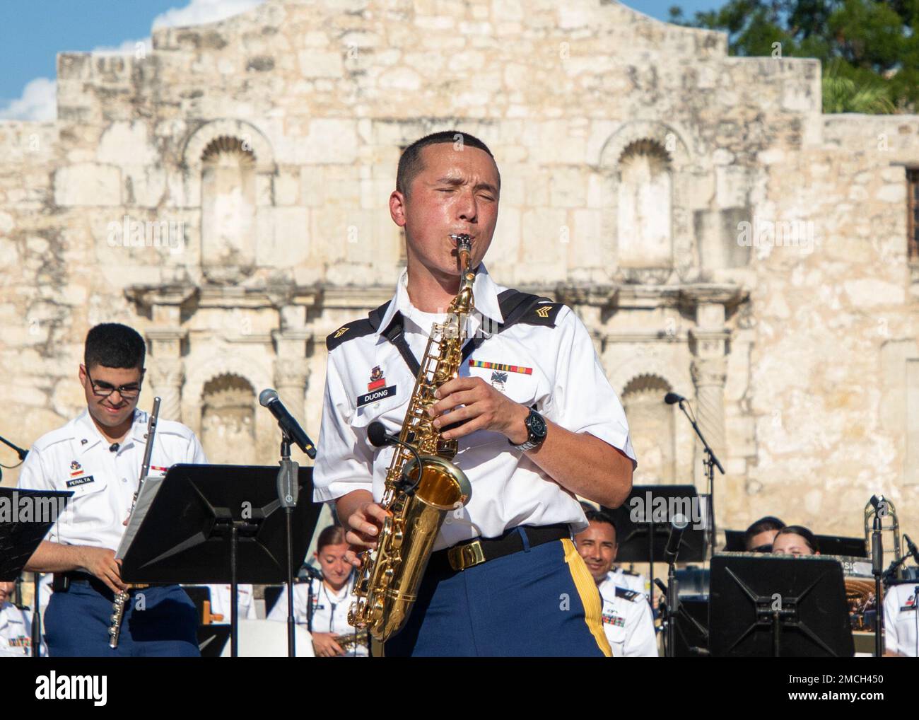 A member of “Fort Sam’s Own” 323d Army Band, performs in front of the Alamo in San Antonio, Texas, July 2, 2022. “Fort Sam’s Own” 323d Army Band and the 78th Army Reserve Band combined forces to honor the day that the 13 American Colonies formally voted to be separated from Great Britain on July 2, 1776. Independence Day celebrates America’s birth and honors those who developed and adopted the Declaration of Independence. Stock Photo