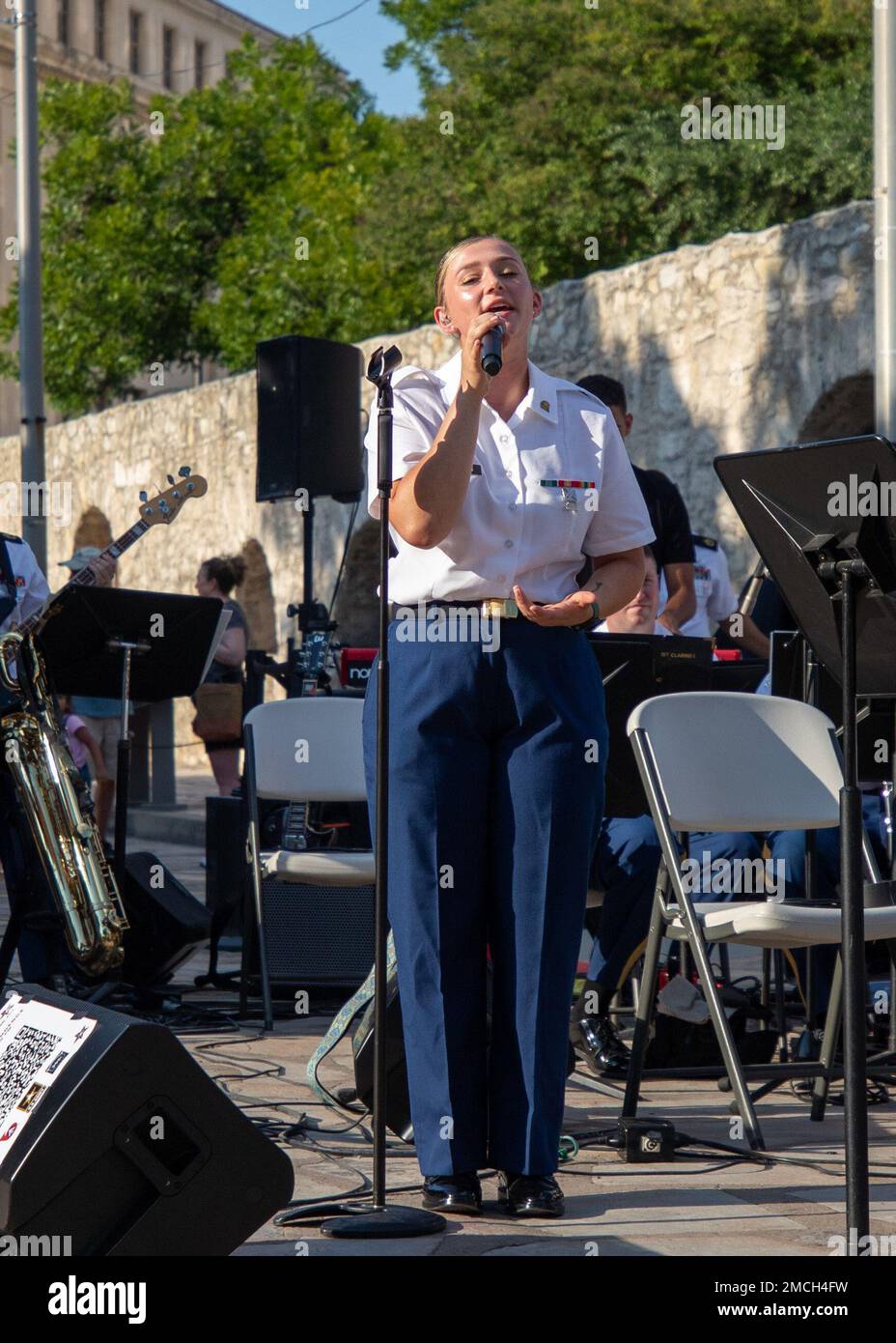 A vocalist from the 78th Army Reserve Band, sings in front of the Alamo in San Antonio, Texas, July 2, 2022. “Fort Sam’s Own” 323d Army Band and the 78th Army Reserve Band combined forces to honor the day that the 13 American Colonies formally voted to be separated from Great Britain on July 2, 1776. Independence Day celebrates America’s birth and honors those who developed and adopted the Declaration of Independence. Stock Photo