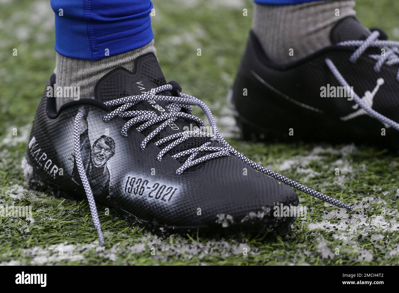 køkken til Algebraisk Buffalo Bills wide receiver Stefon Diggs wears cleats with the images of John  Madden on them before an NFL football game against the Atlanta Falcons  Sunday, Jan. 2, 2022, in Orchard Park,