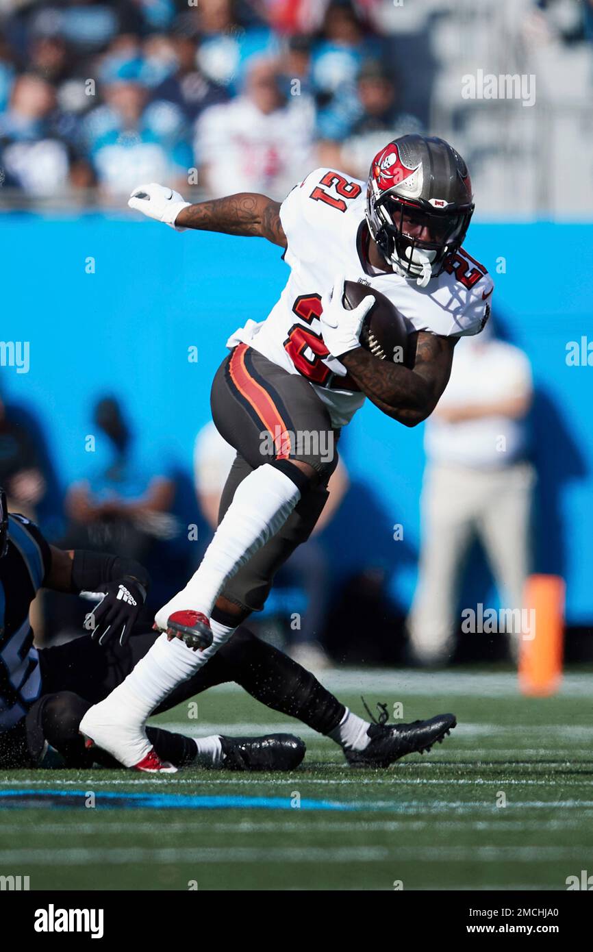 Tampa Bay Buccaneers running back Ke'Shawn Vaughn (30) runs against Green  Bay Packers cornerbac …