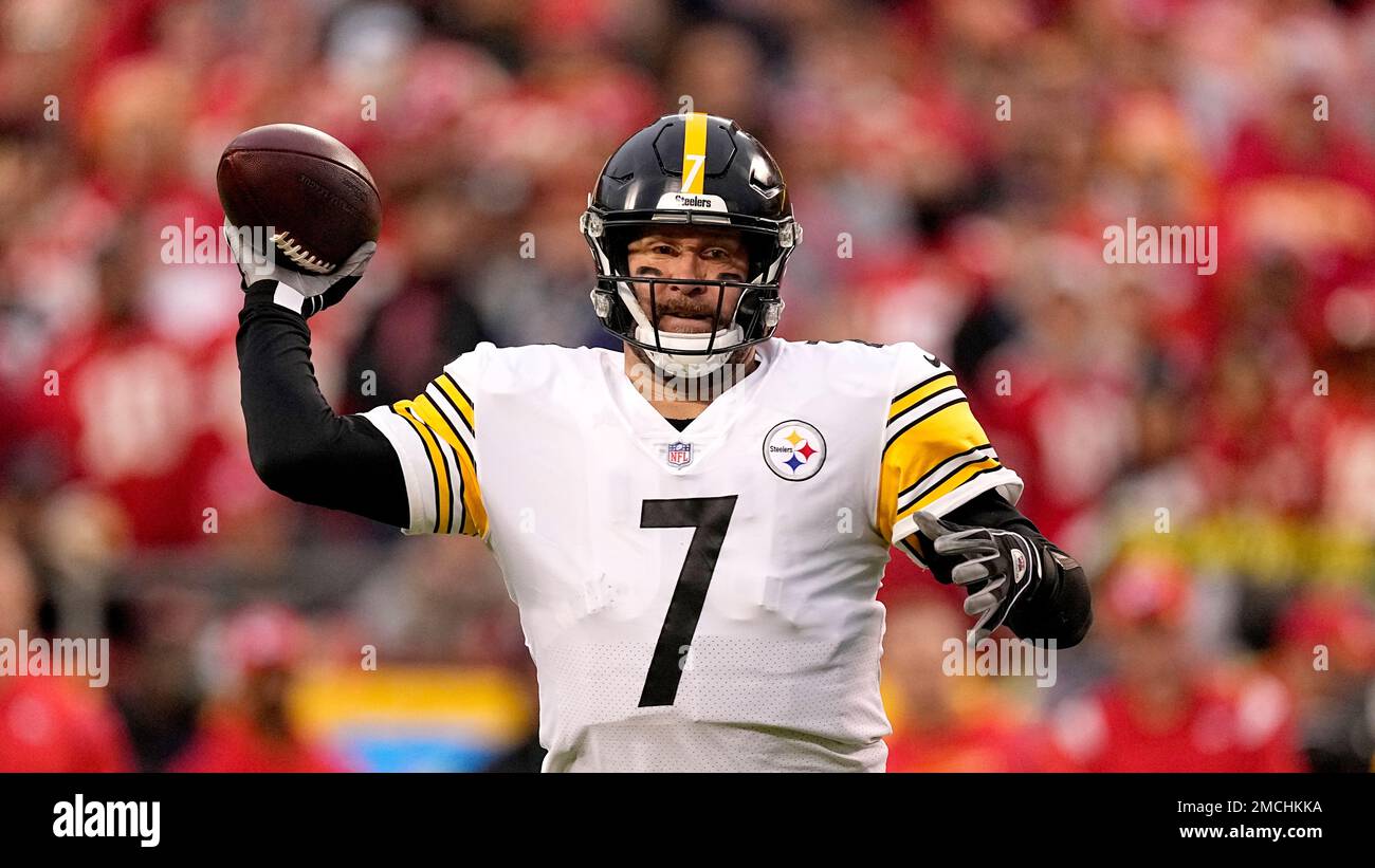 Pittsburgh Steelers quarterback Ben Roethlisberger throws during the