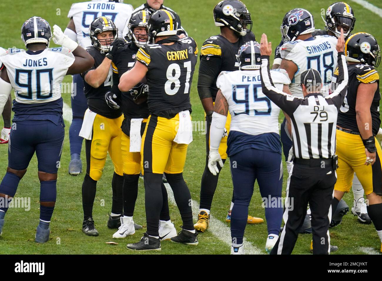 Pittsburgh Steelers tight end Zach Gentry (81) plays in an NFL football  game against the Tennessee Titans, Sunday, Dec. 19, 2021, in Pittsburgh.  (AP Photo/Gene J. Puskar Stock Photo - Alamy