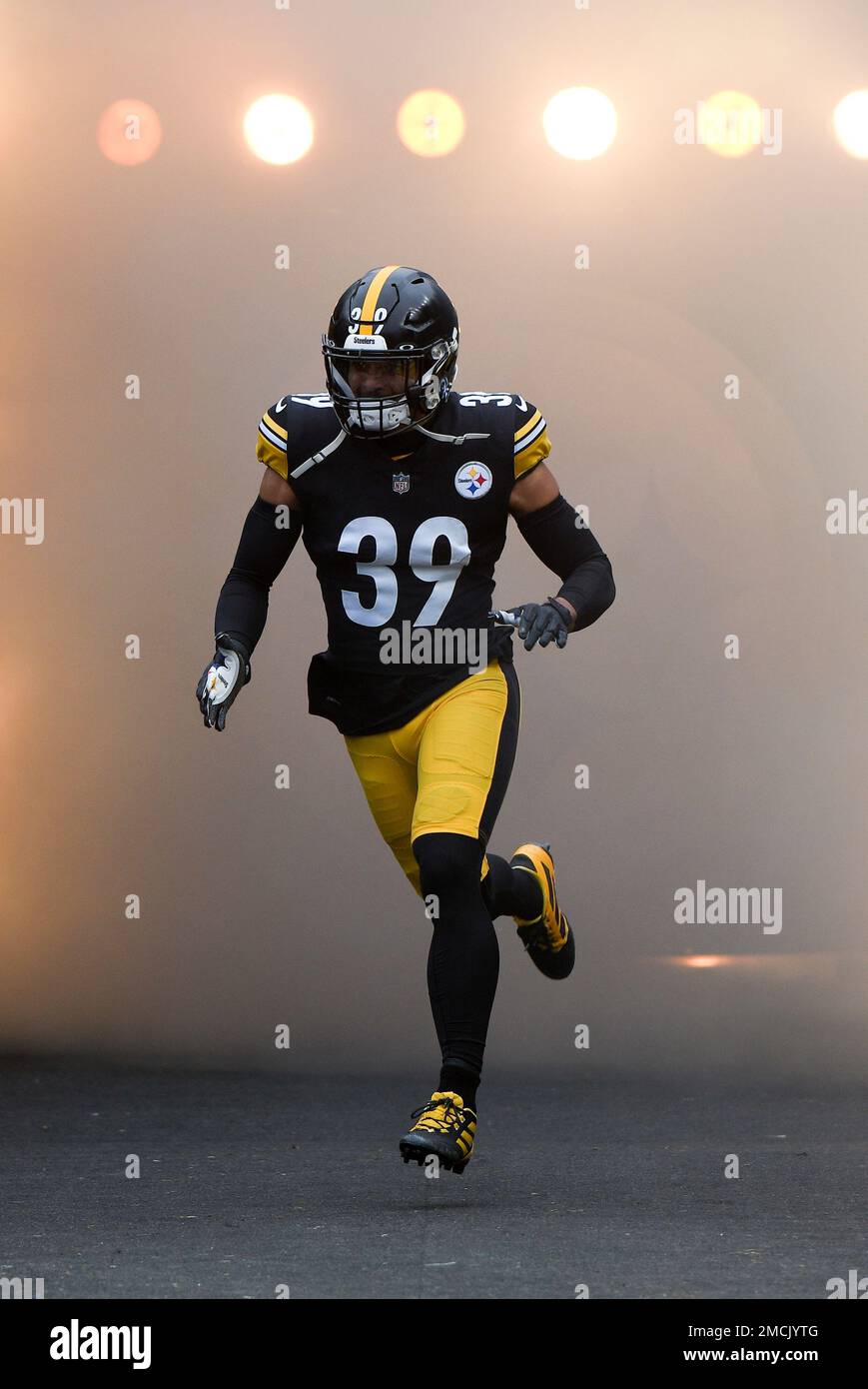 Pittsburgh Steelers free safety Minkah Fitzpatrick (39) takes the field for  an NFL football game against the Tennessee Titans, Sunday, Dec. 19, 2021,  in Pittsburgh. (AP Photo/Don Wright Stock Photo - Alamy