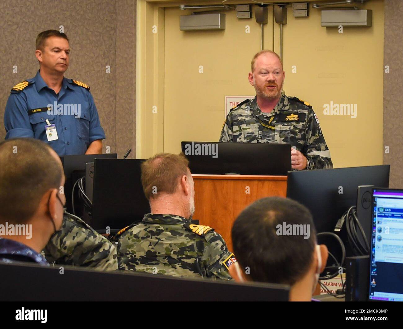 220706-N-EE352-1029 PEARL HARBOR (July 6, 2022) – Royal Australian Navy Commodore Paul O’ Grady, commander, Combined Force Maritime Component, delivers remarks to partner-nation military members at the Pacific Warfighting Center during Rim of the Pacific (RIMPAC) 2022. Twenty-six nations, 38 ships, four submarines, more than 170 aircraft and 25,000 personnel are participating in RIMPAC from June 29 to Aug. 4 in and around the Hawaiian Islands and Southern California. The world’s largest international maritime exercise, RIMPAC provides a unique training opportunity while fostering and sustainin Stock Photo