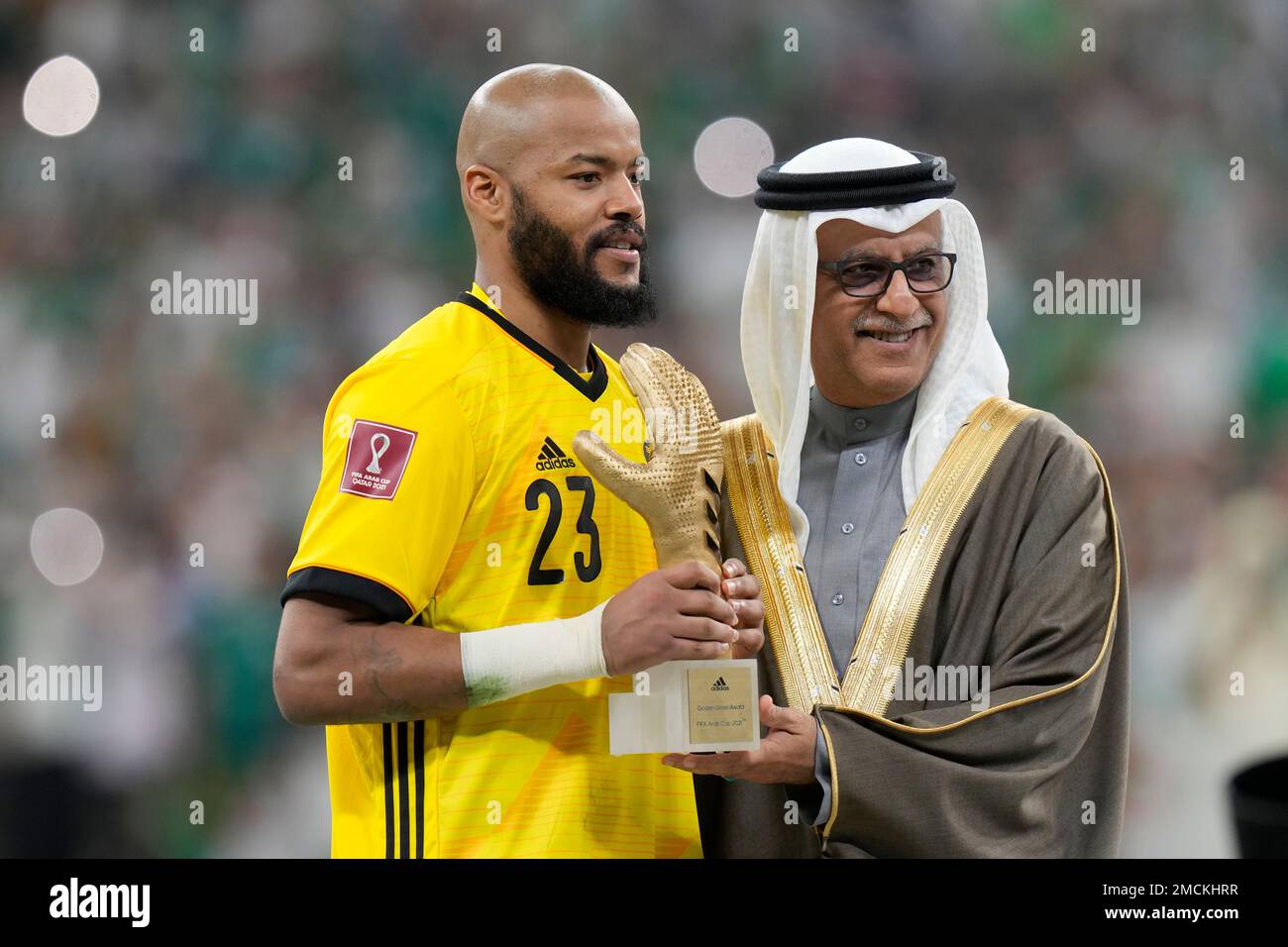 algeria-goalkeeper-rais-mbolhi-receives-the-golden-glove-end-of-the