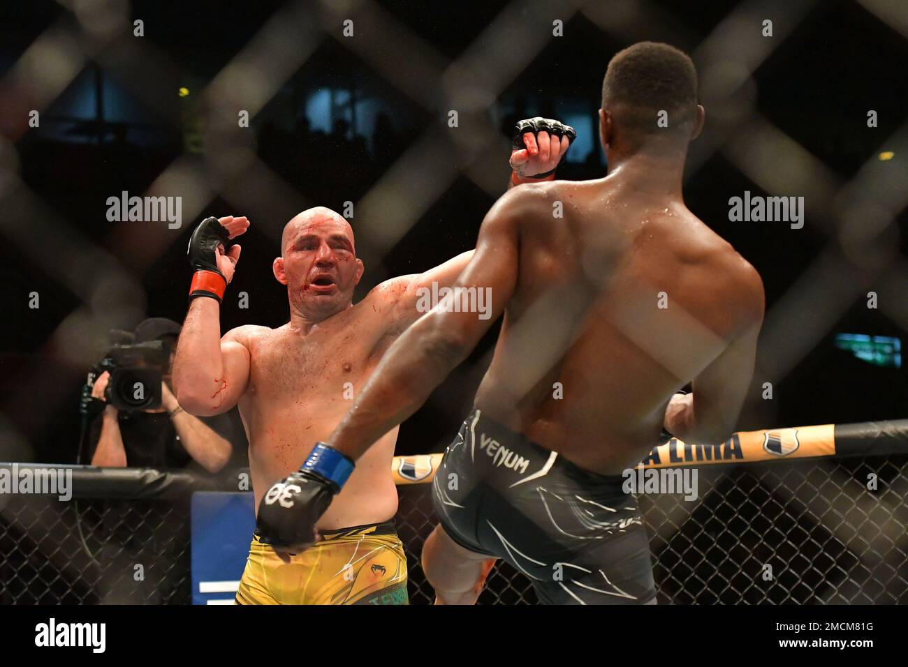 RIO DE JANEIRO, RJ JANUARY 22 (LR) Glover Teixeira battles Jamahal