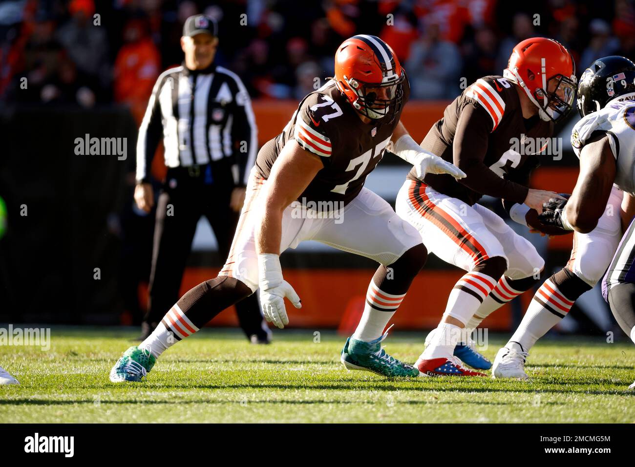 Cleveland Browns guard Wyatt Teller (77) blocks during an NFL football game  against the Pittsburgh Steelers in Pittsburgh, Monday, Sept. 18, 2023. (AP  Photo/Gene J. Puskar Stock Photo - Alamy