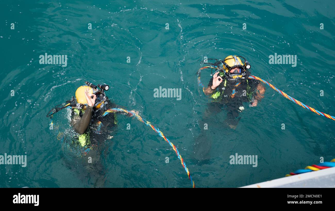 220707-N-KK081-1390 PEARL HARBOR (July 7, 2022) - Netherlands Navy salvage divers train with KM 37 surface-supplied dive system during Rim of the Pacific (RIMPAC) 2022. Twenty-six nations, 38 ships, four submarines, more than 170 aircraft and 25,000 personnel are participating in RIMPAC from June 29 to Aug. 4 in and around the Hawaiian Islands and Southern California. The world’s largest international maritime exercise, RIMPAC provides a unique training opportunity while fostering and sustaining cooperative relationships among participants critical to ensuring the safety of sea lanes and secur Stock Photo