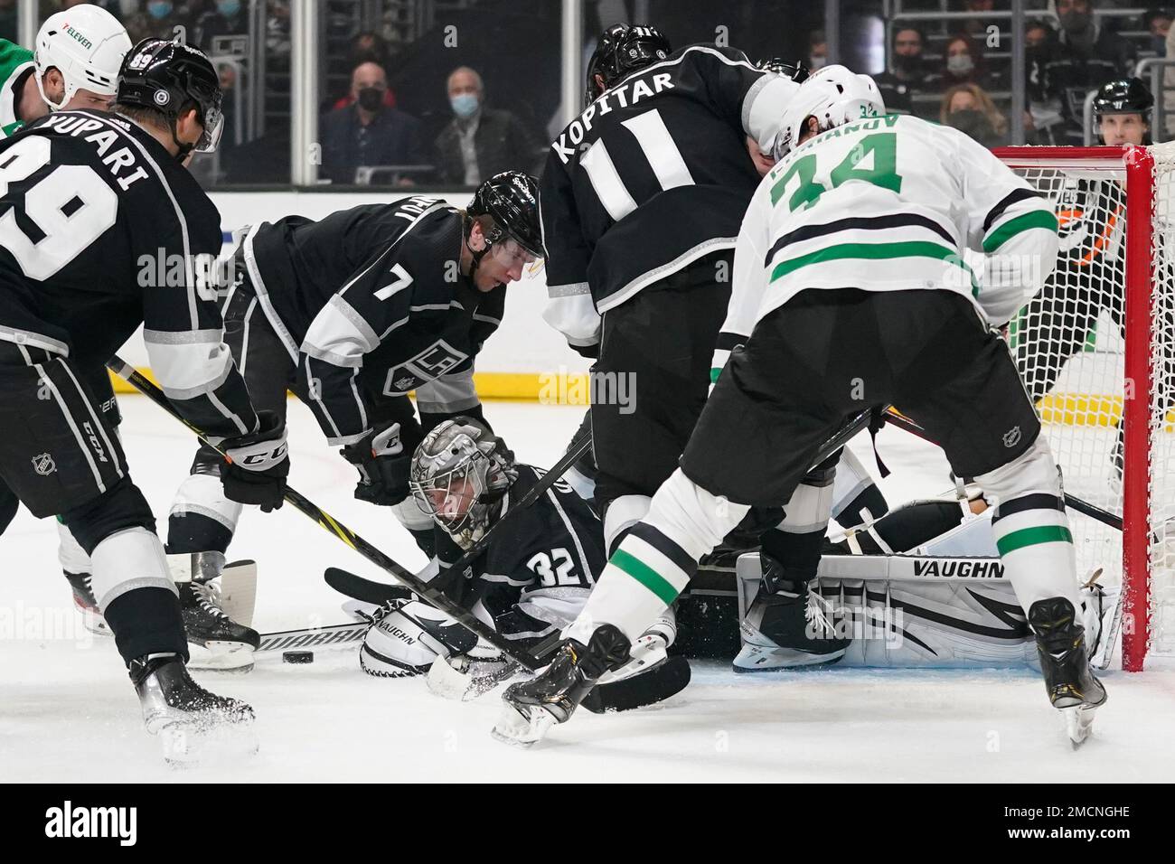Los Angeles Kings goaltender Jonathan Quick (32) dives to make a save